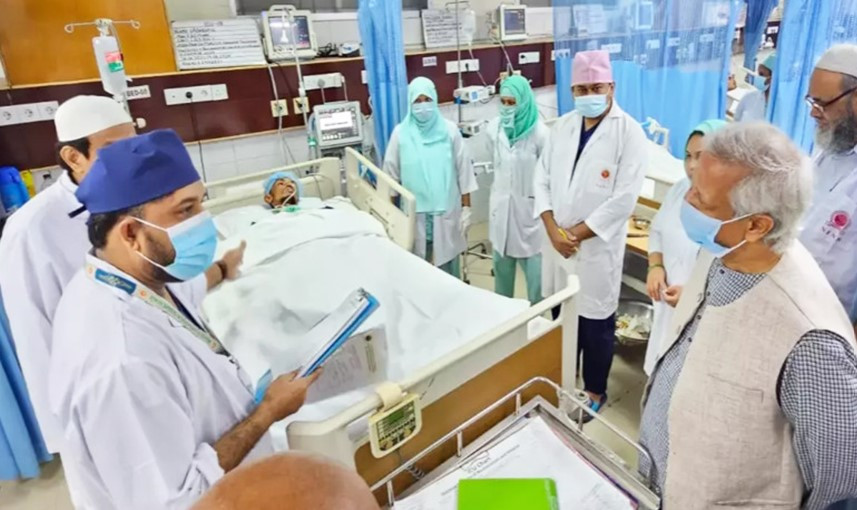 আন্দোলনে আহতদের খোঁজ নিতে নিউরোসায়েন্স হাসপাতালে প্রধান উপদেষ্টা